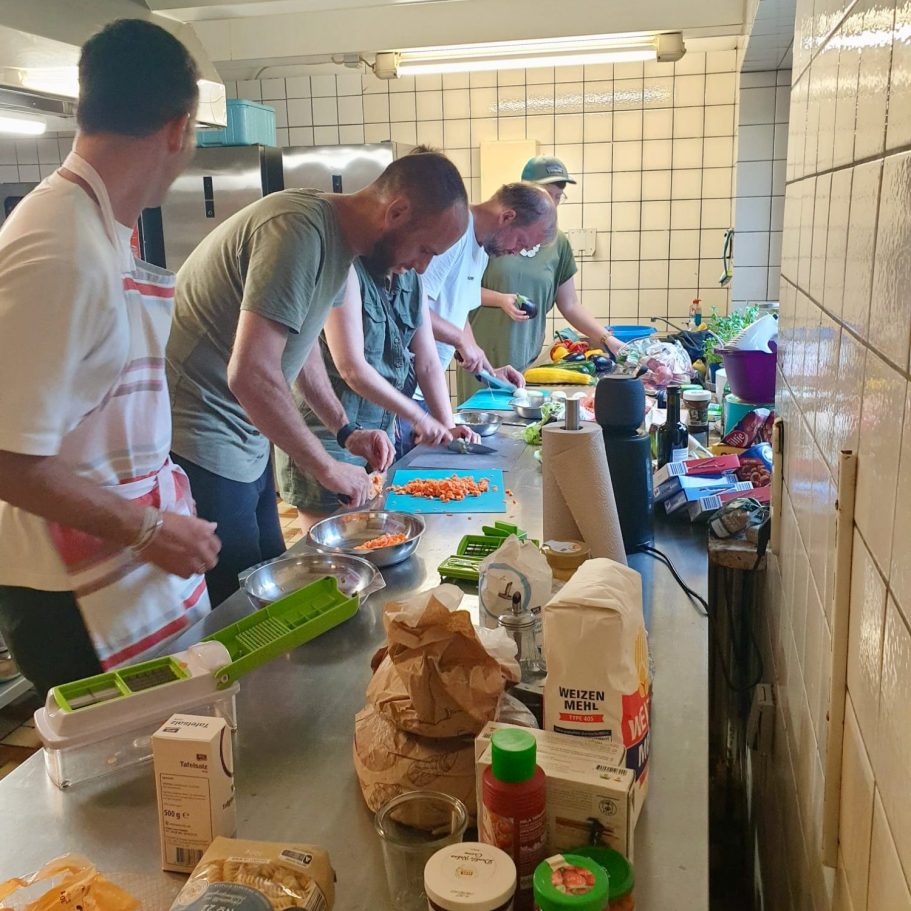 Gemeinschaftsküche mit Team bei der Zubereitung von Mahlzeiten