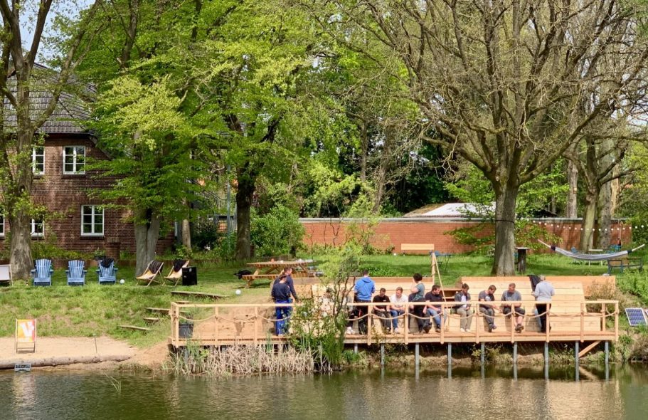 Gemeinschaftliches Bauen eines Sonnendecks am Wasser