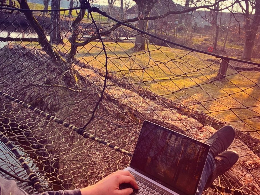 Eingang zum See durch urigen Baumtunnel – Hochzeit auf dem Beta Hof