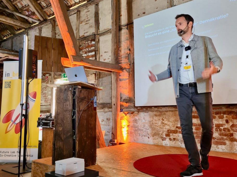 Eingang zum See durch urigen Baumtunnel – Hochzeit auf dem Beta Hof