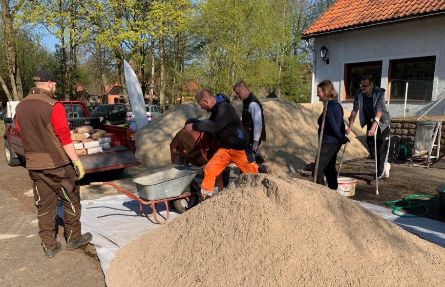 Team mit Sand für den Strand am See des Beta Hof