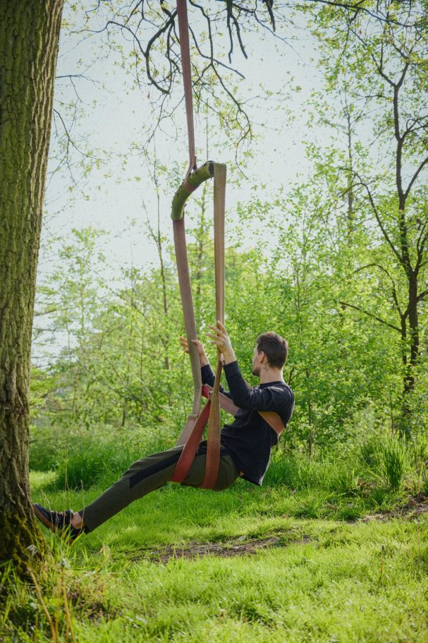 Teilnehmer beim Spaziergang um den See herum