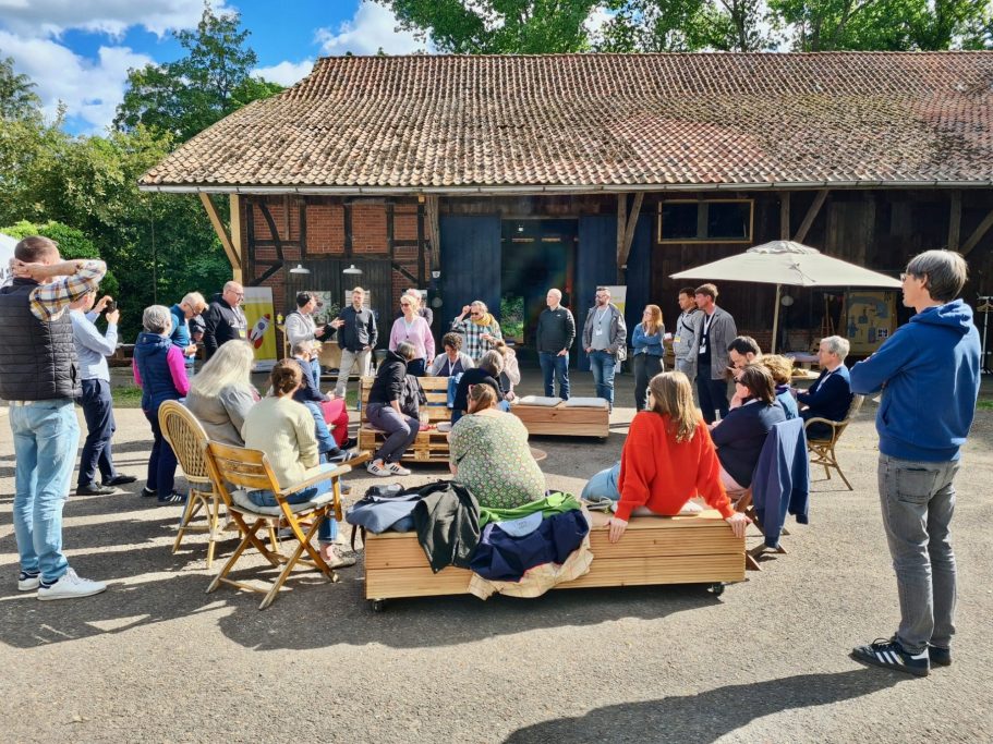 Privater See mit Sandstrand für Hochzeitsfeier auf dem Land nahe Bremen